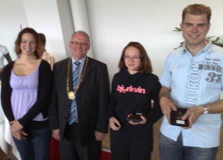 Borgmester Henning G. Jensen med Stenhusets danske mestre Borgmester Henning G. Jensen med Stenhusets danske mestre